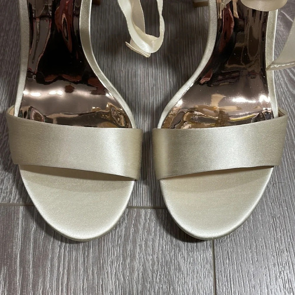 NEW Badgley Mischka Everafter Embellished Blocked Heel Sandal in Ivory Satin 8.5 - Picture 10 of 14
